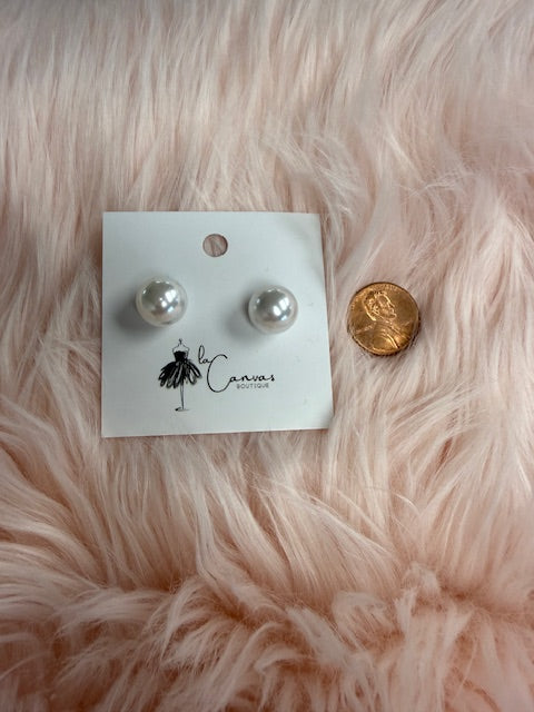 Medium Pearl Stud