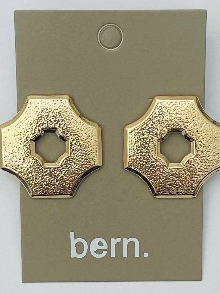 Chic Quatrefoil Gold Stud