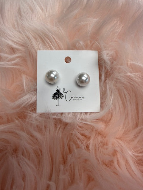 Medium Pearl Stud